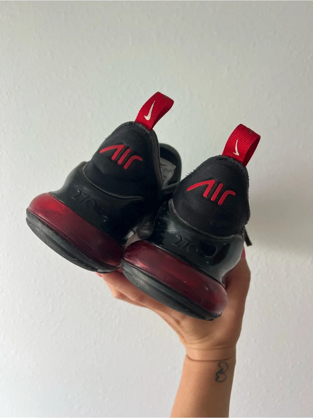NIKE | Air Max 270 Anthracite and Team Red Sneakers | 5.5